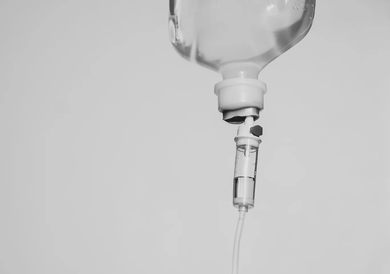 Kroplówki witaminowe Bartoszyce: butelka soli fizjologicznej z komorą kroplową