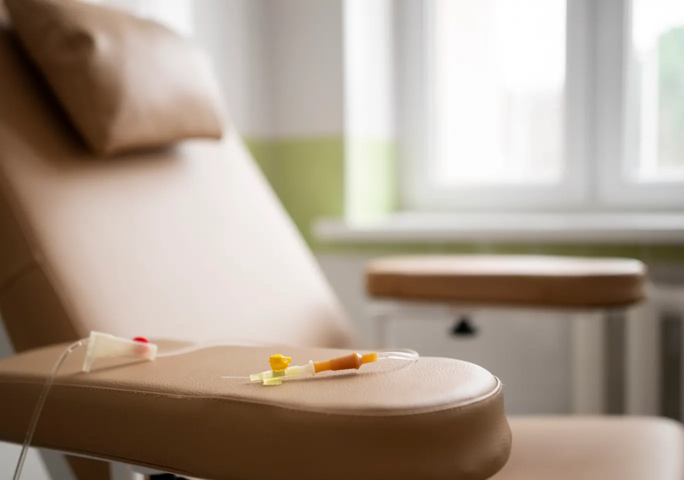 Kroplówki witaminowe Kętrzyn: fotel zabiegowy z przygotowaną linią infuzyjną