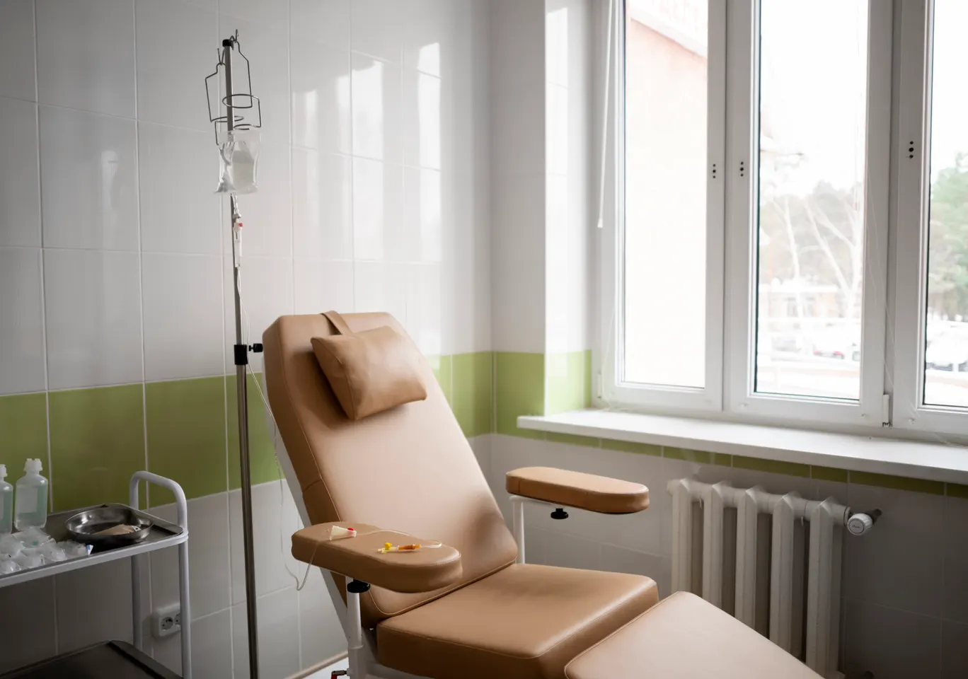 Kroplówki witaminowe Bartoszyce: gabinet zabiegowy z fotelem i stojakiem na kroplówkę